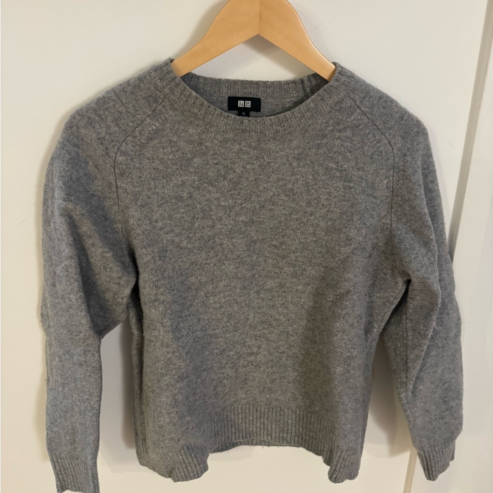 Uniqlo Women's Heather Gray Crew Neck Sweater